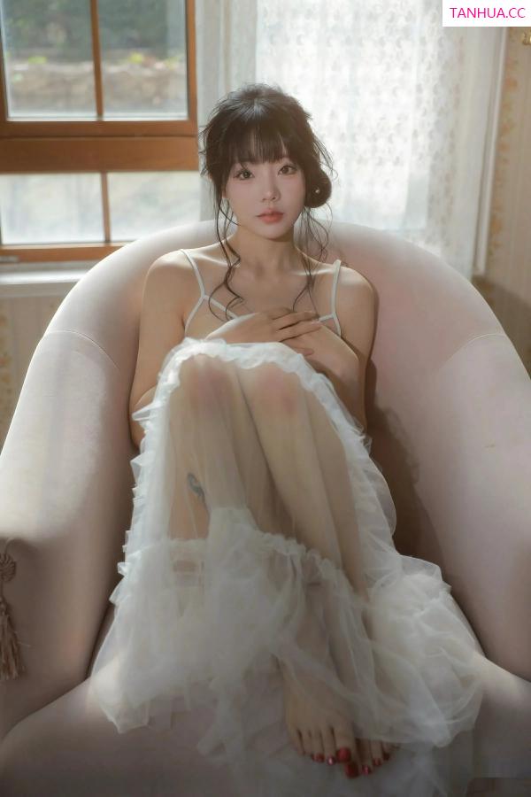 佘贝拉  [XiuRen]高清写真图 2025.09.24 No.10799 佘贝拉Bella 连衣短裙第33张图片